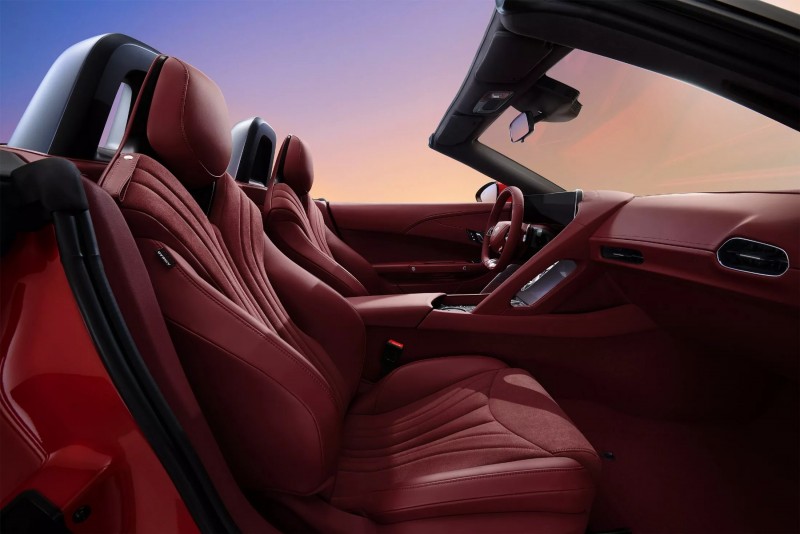 椅面採用了皮革與麂皮兩種材質設計,舒適性與止滑功能兼具。