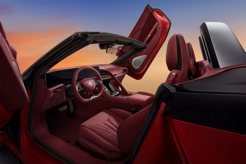 採用鍘刀式車門的設計相當吸睛,車門上的喇叭看起來將會營造出不俗的車內感受。