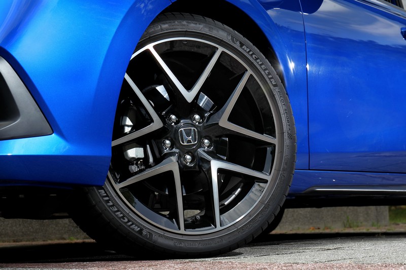 配備18吋米其林PS4輪胎。