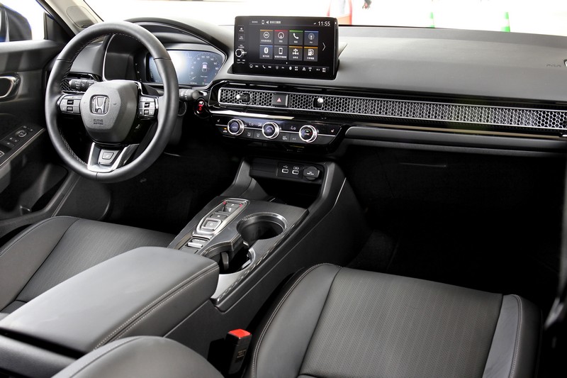 Civic e:HEV採簡約直條設計。