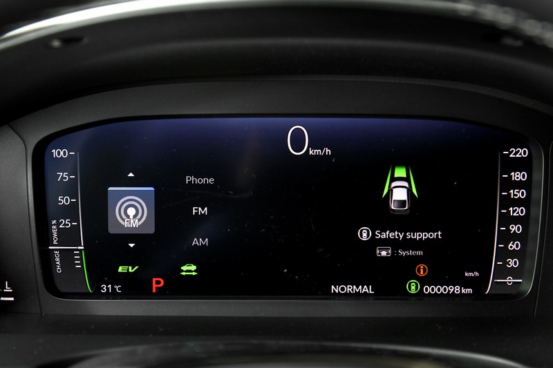 10.2吋數位儀表具有兩種介面及顯示多項資訊。