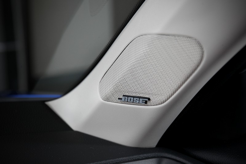 12支Bose揚聲器提供優美的聆聽享受。