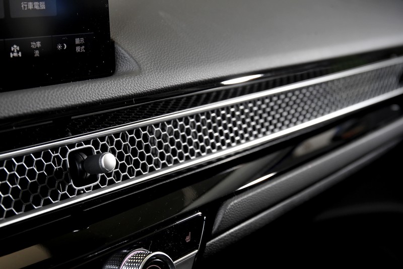 出風口整合至蜂巢狀相當具有質感。