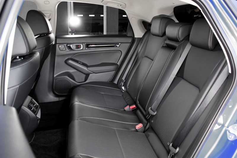 2,735mm比以往有成長,後座自當也有更寬敞空間,而且後座椅肩部包覆、腿部支撐等表現也頗為出色。