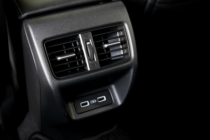 後座配有出風口與充電孔。