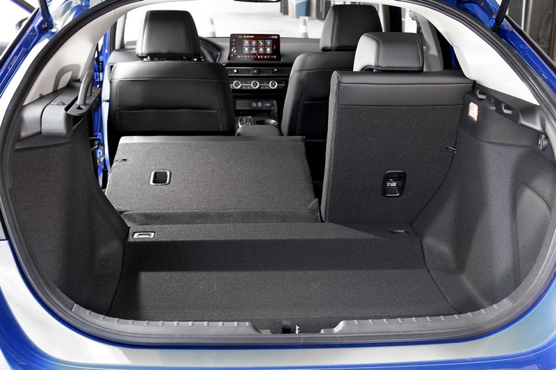 行李廂基本具有404公升容積。