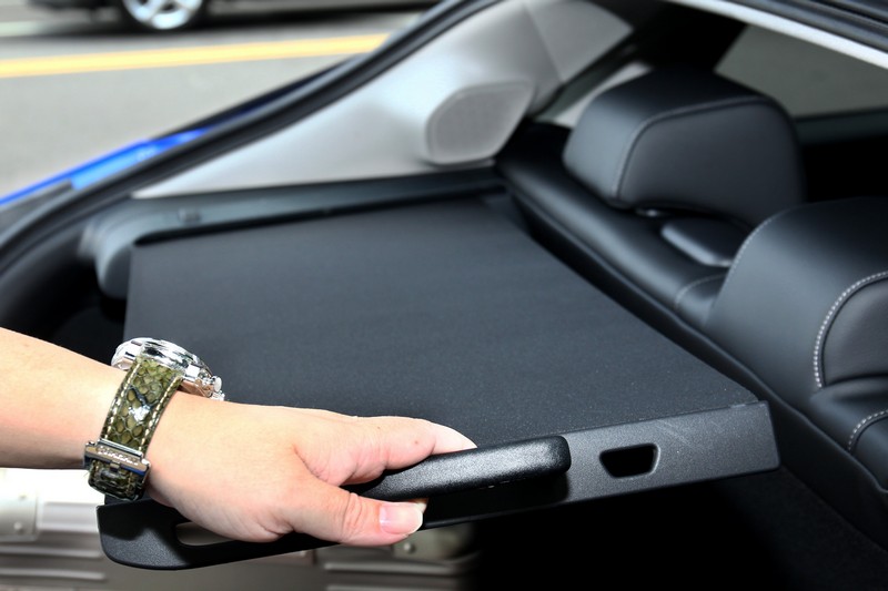 捲簾式遮簾設計頗為獨特。