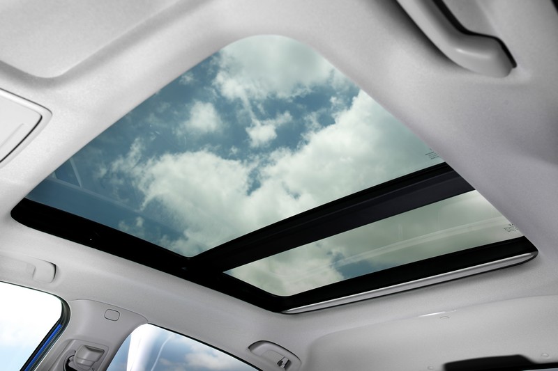 全景式天窗替車室帶來明亮效果。