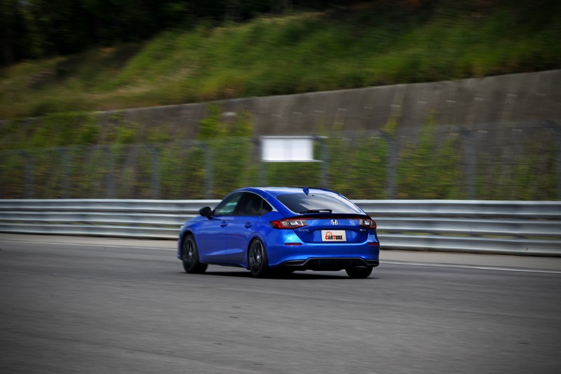 Civic e:HEV搭載的2.0升Atkinson引擎搭配雙電動馬達,能提供184hp/32.1kgm輸出,實際測試直線加速測出約7.8秒成績。