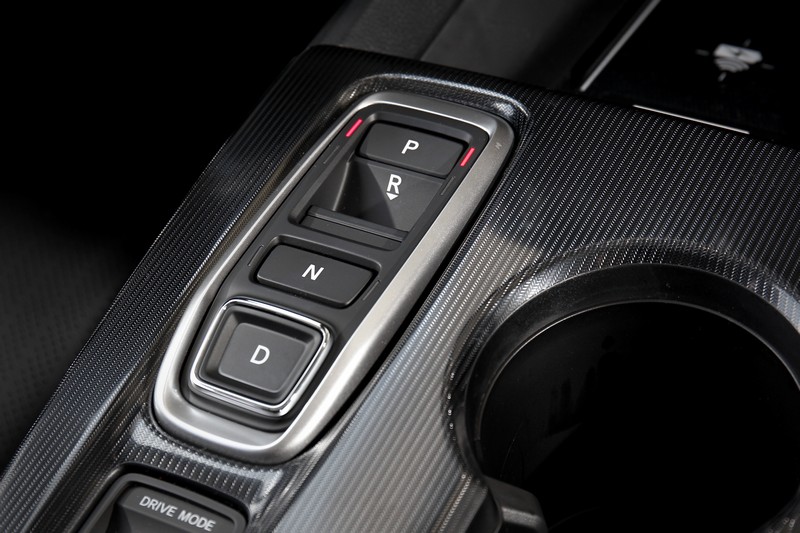 按鍵式排檔頗有質感,但操作邏輯需適應。