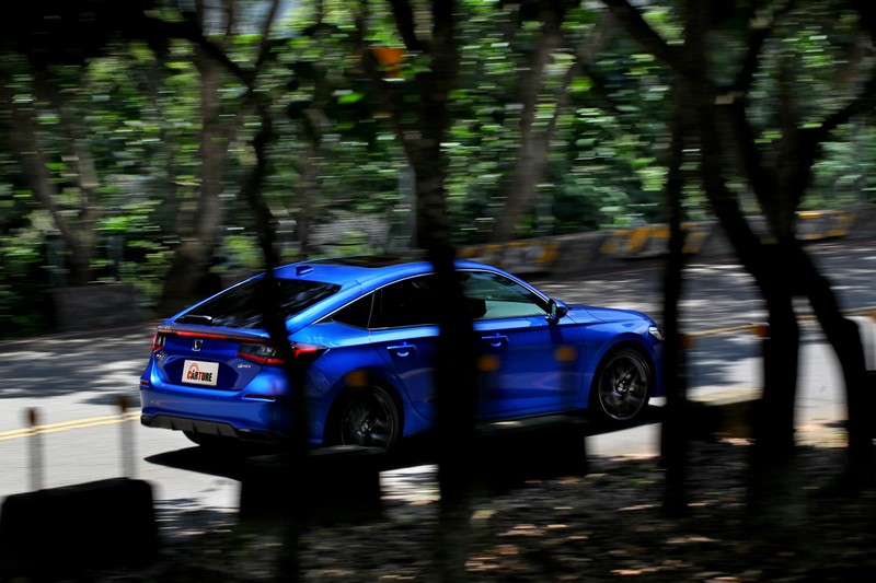 在賽道有令人讚賞的操控,在一般道路乘坐表現也相當舒適。