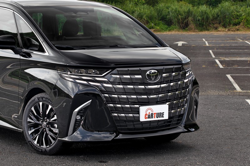 應該沒有水箱護罩可以比全新Toyota Alphard還要更大了吧?