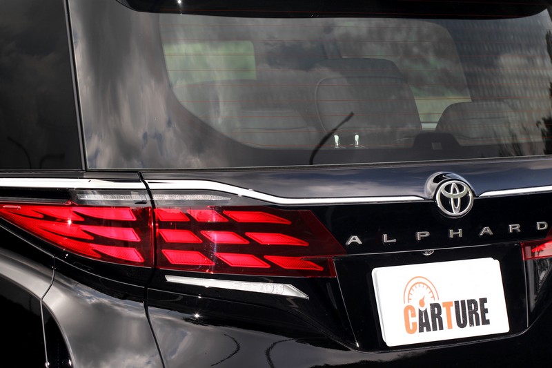 點陣式尾燈內容構造也與水箱護罩遙相呼應。