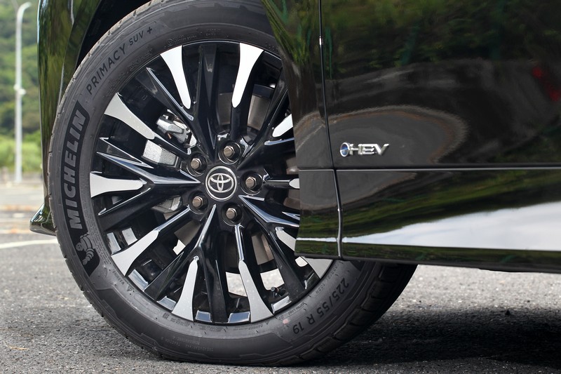 19吋雙色切削鋁圈配的是225/55 R19舒適胎。