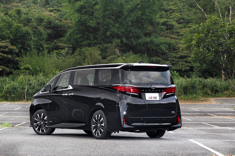 彷彿午夜特快車的動感造型夠浮誇，不愛的應該是少數。