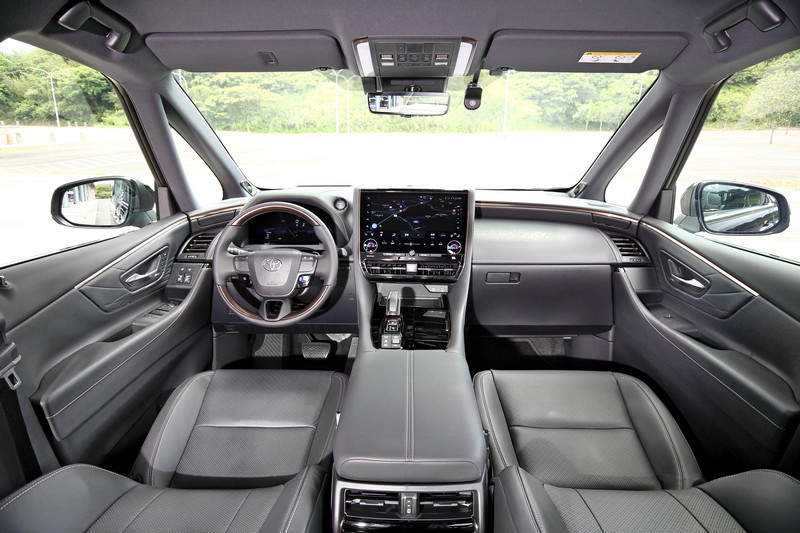 前擋風玻璃面積超・級・大，方向盤後至前擋距離實在有夠遠！