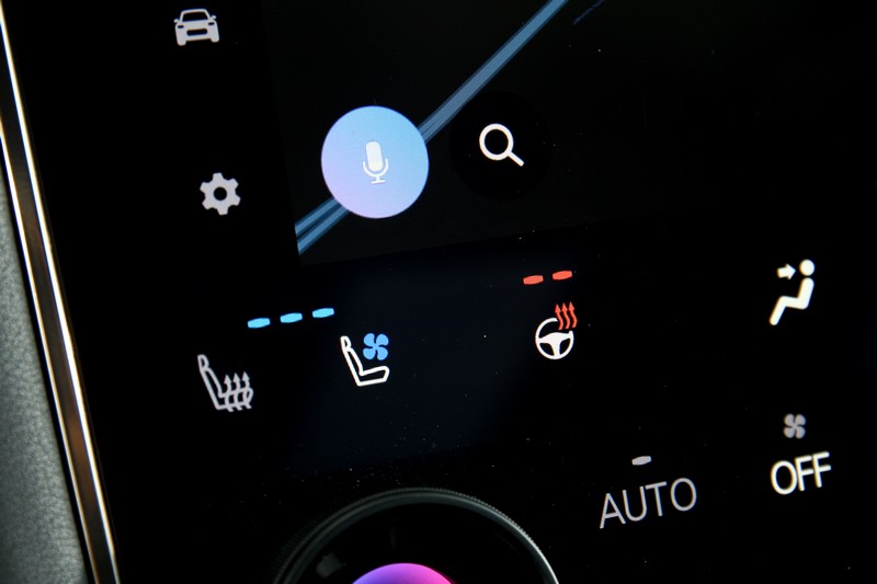 雙前座電調座椅也具備加熱與通風功能,就連方向盤同樣可加熱提升舒適度。