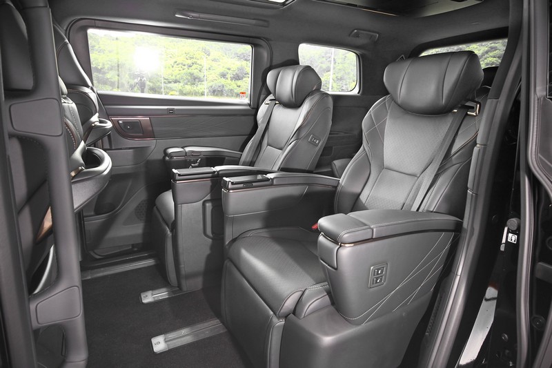 這是所謂私人飛機座椅,別管,就是竭盡所能尊榮舒適的意思。