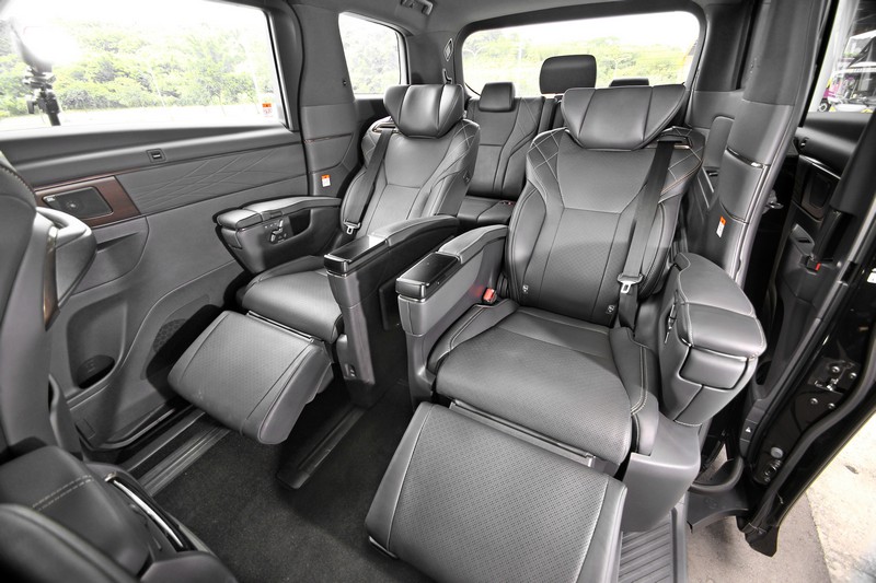 將第二排的雙獨立座椅放倒，那種舒適感，直逼你家起居室或者頭等艙座椅。