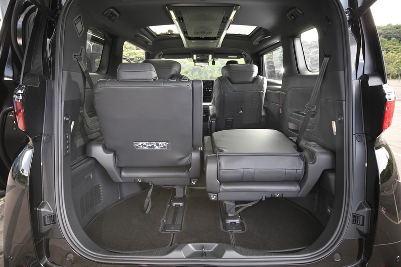 即便三排座椅全用上(不用時也可向兩側翻折上掀),依然保有一定程度的置物機能。