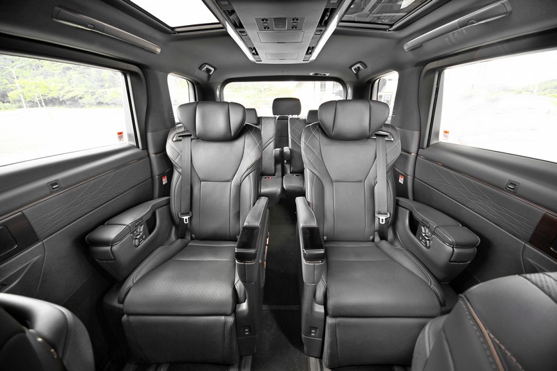 兩張中排座椅中央貝有小走道，可不移動座椅進出第三排區域。