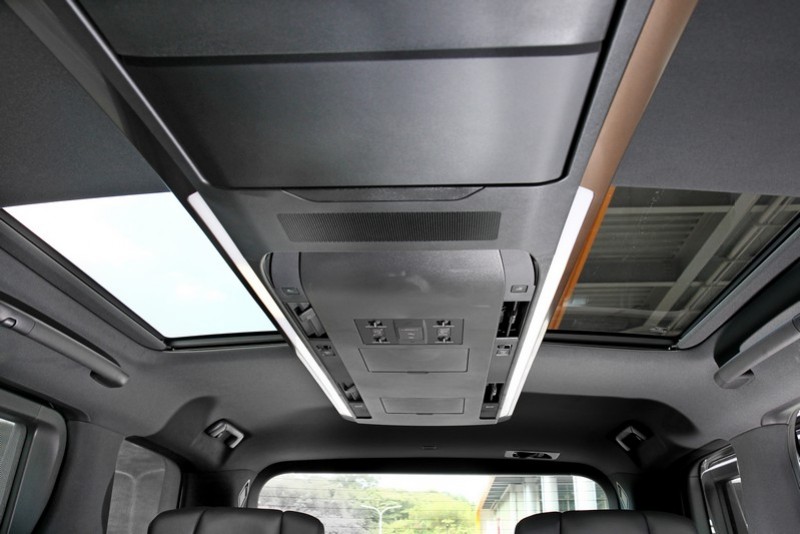 包含分離式天窗、後座空調介面與遮陽簾控制模組都放在天篷的位置。