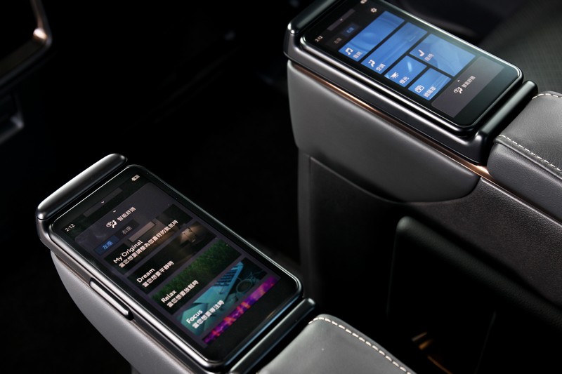 可動式控制面板擺放在兩張中排座椅的扶手位置，透過宛如智慧型手機般的觸控螢幕可輕鬆操控多項功能。