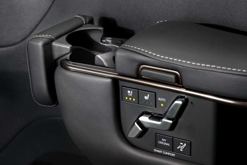 中排座椅另一側的扶手，設有座椅角度調整、通風、加熱與杯架的功能。