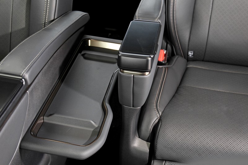 中排右側座椅側邊還有翻折式小桌，方便乘員擺放物件。