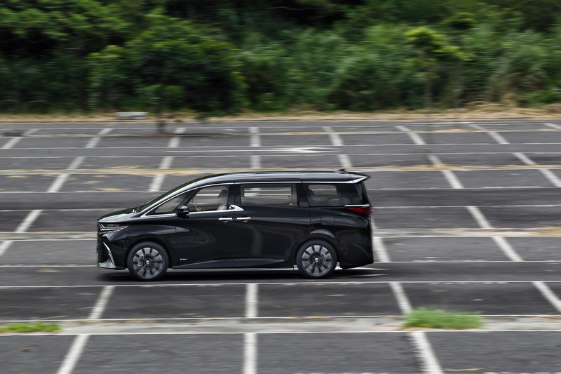 以TNGA平台再造的全新Toyota Alphard,車身剛性進化相當有感。