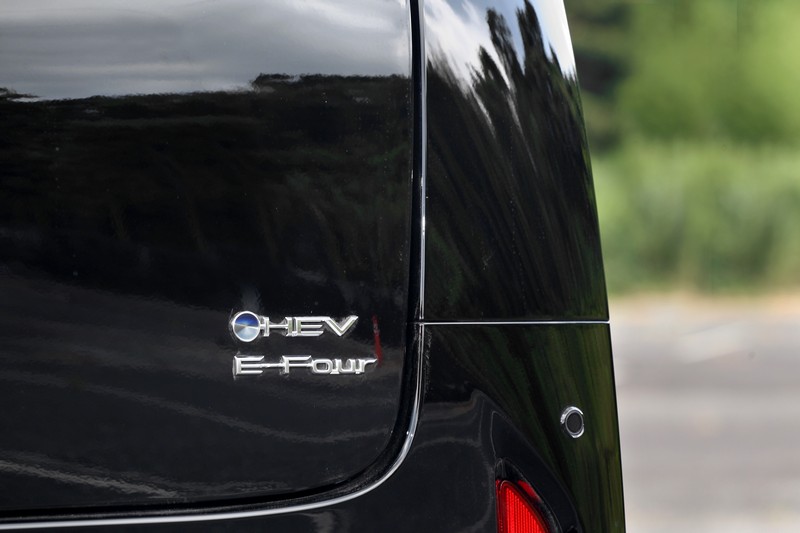 全新Toyota Alphard採單一車型設定,配置2.5升油電複合動力與E-Four電子四驅系統。