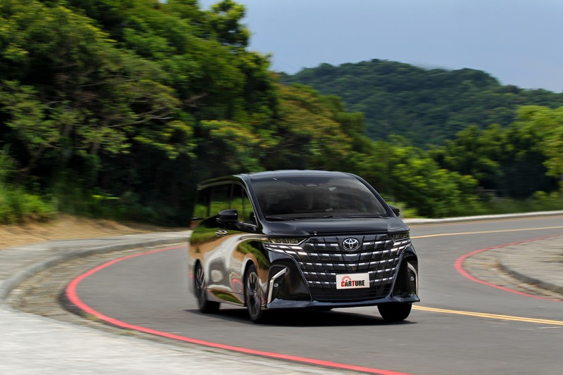 綜效馬力由大改款前的163ps暴增至250ps,油門反應更快也更直接。