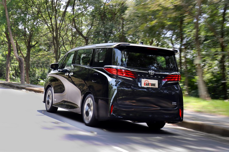 在新世代油電複合動力的相助下，以其超過2.3噸的車重卻還能保有15.5km/L的優異平均油耗成績。