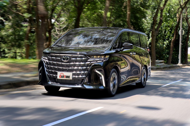 移動時身處後座一派舒適自若，對於路面的崎嶇震動處理得相當夠火候。