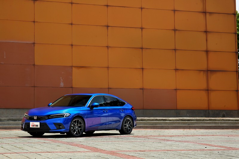 Civic e:HEV擁有更成熟洗鍊的樣貌，車身尺碼為4,550mm×1,800mm×1,415mm、軸距2,735mm。