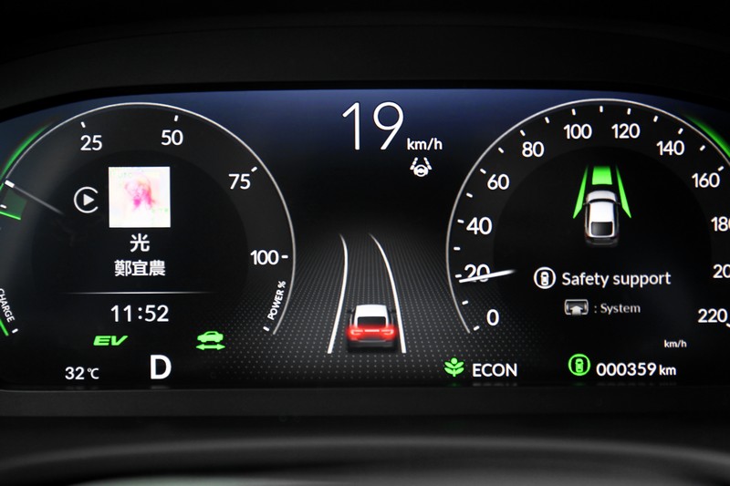 Civic e:HEV配備10.2吋數位儀，且附有有道路環境虛擬實境顯示。