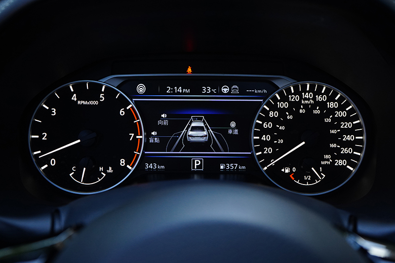 Altima 7吋儀表也提供直覺豐富資訊。