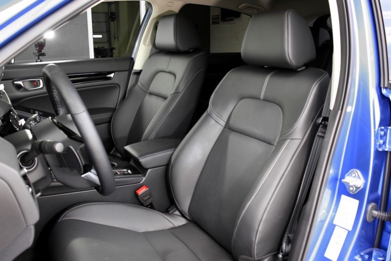 Civic e:HEV雙前座有加熱功能及駕駛座8向調整。