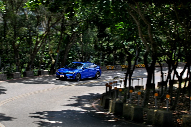 Civic e:HEV動力最大特色就是2.0升Atkinson引擎搭配雙電動馬達及PCU電力控制單元，創造出184hp/32.1kgm最大動力輸出，和優異的23.7km/L平均油耗。