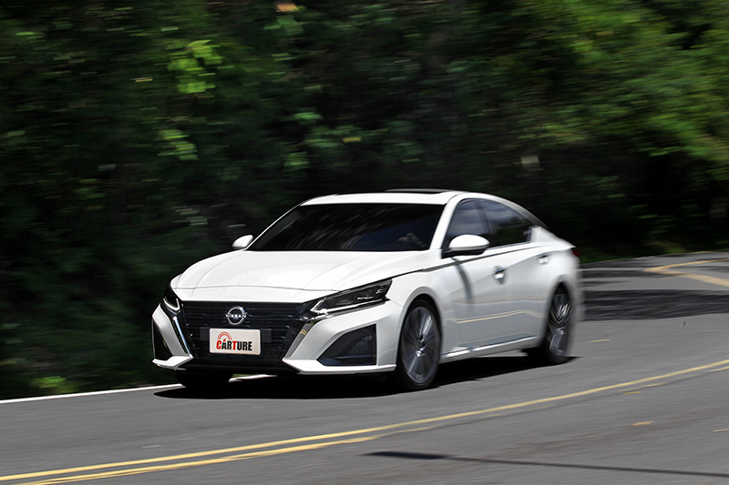 Altima則是搭載 2.0升VC-Turbo引擎,擁有更強悍的239hp/36.9kgm動力表現,在加速方面也比Civic e:HEV來得更過癮,不過平均油耗為13.3km/L。