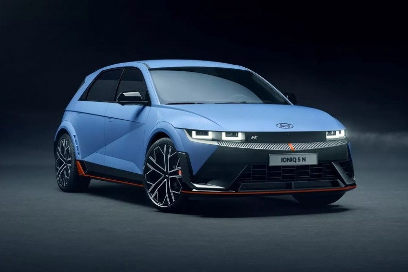 Ioniq 5 N比一般車型低了20mm、寬了50mm、長了80mm,加上更誇張的空力套件以及諸多翼片,讓車輛擁有引人注目的性能氛圍。