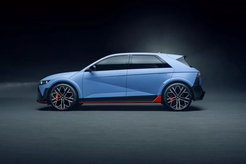 輪圈採用了是21吋鍛造鋁圈，並採用275/35 Pirelli P Zero輪胎，展現了更好的抓地力。