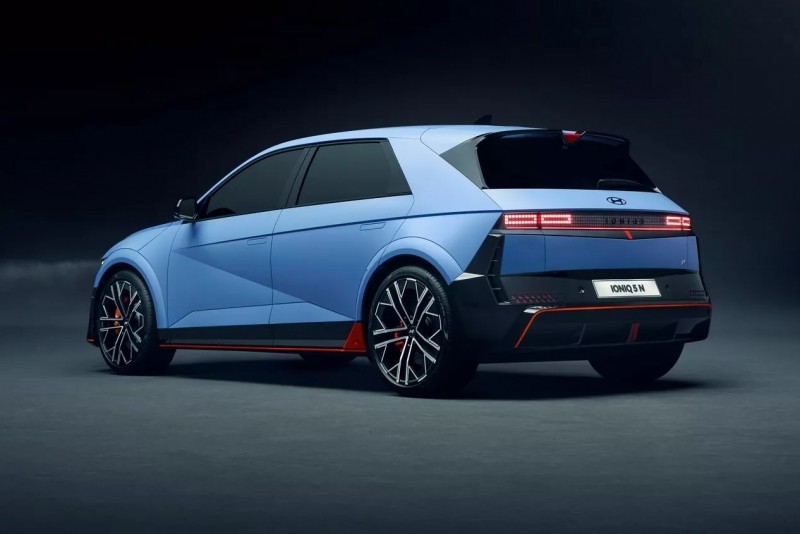 車尾的尾翼配置也不相同，中央還有三角形的煞車燈，更誇張擴散器也相當顯眼。