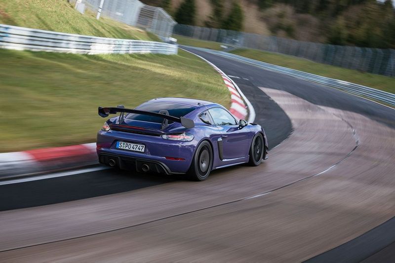 Manthey Racing替718 Cayman GT4 RS車頭、車尾與車尾配置碳纖維空力套件。