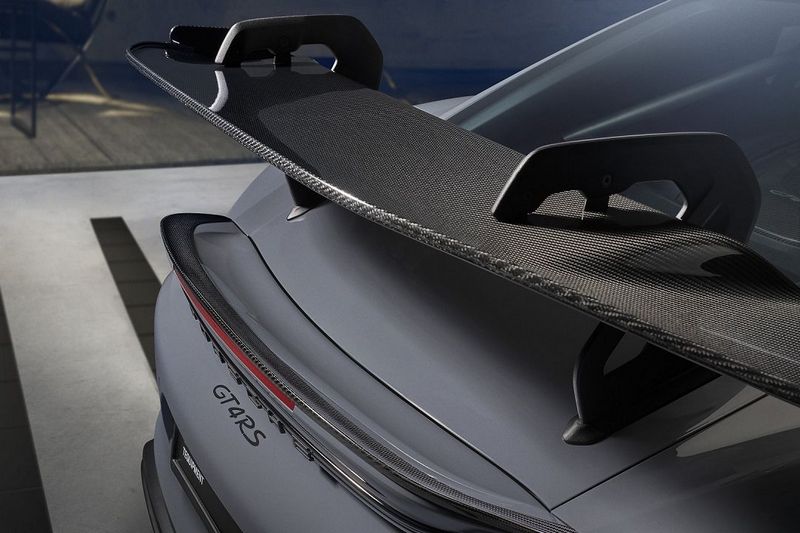 尾翼加寬85mm,安裝Manthey Racing套件後於200km/h下能產生168公斤下壓力。