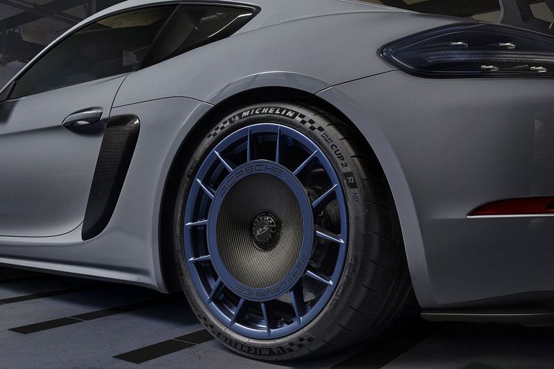 輪胎配置米其林Pilot Sport Cup 2 R。