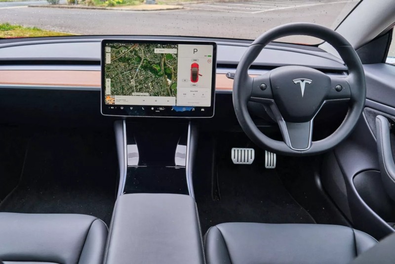 現在有許多功能都可以設定透過方向盤上的滾輪進行控制,但方向盤也只有兩個滾輪而已。