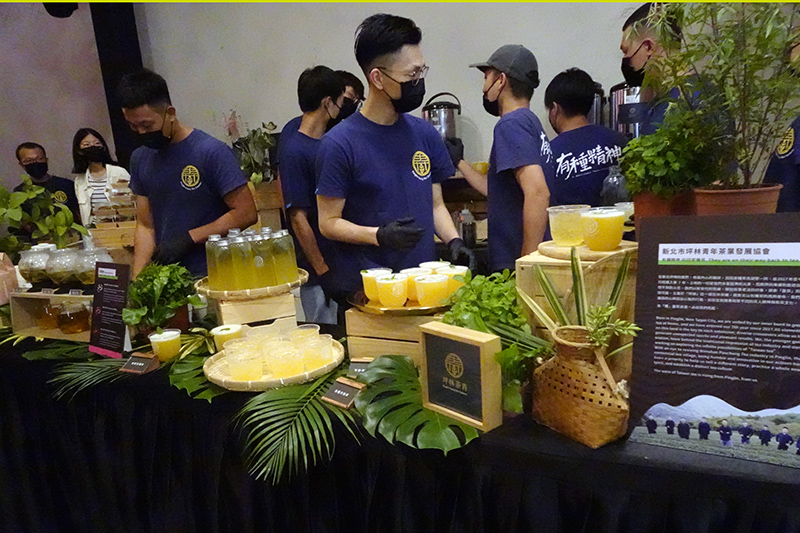 Honda Taiwan本日舉行媒體預賞會,與坪林青年茶業發展協會,推出無酒精特色茶飲「茶慶酒」贈與媒體朋友。