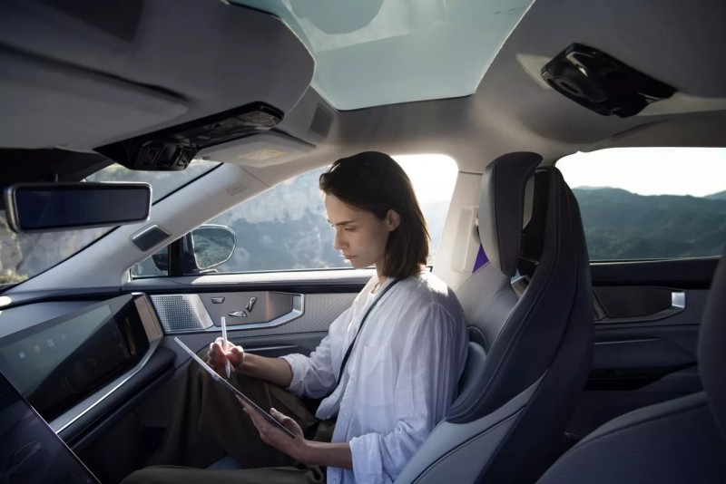 內裝同樣也是高科技的表現，同時也呈現出前衛簡潔的風格。