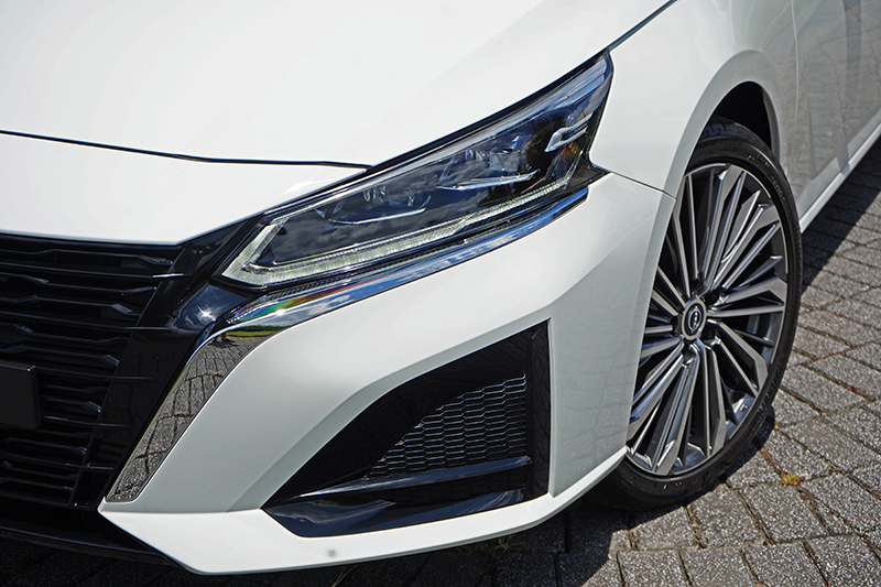 小改款後將日行燈、小燈與方向燈全整合進頭燈組之中，創造簡練視覺同時創造更銳利眼神。